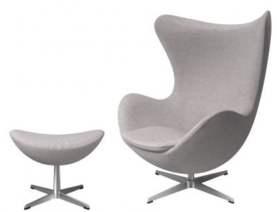 Grauer Egg Chair mit Hocker, bezogen mit Re-wool Stoff von Fritz Hansen. Designklassiker.